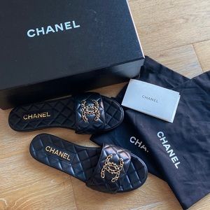 Chanel 2023 slide sandals black quilted soft leather 37 7 gold chain CC New